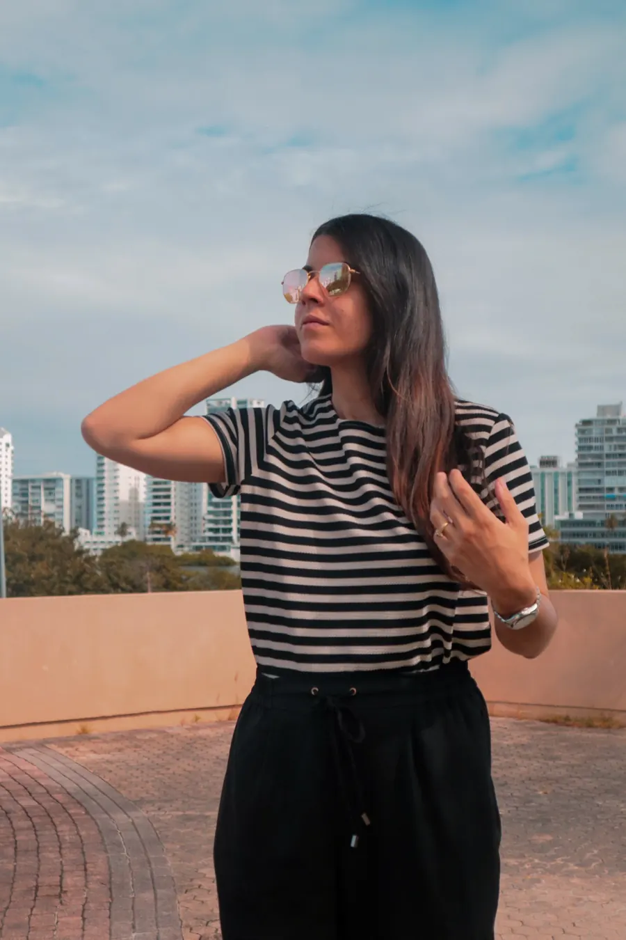 Dagmi Reyes con gafas de sol frente a la ciudad